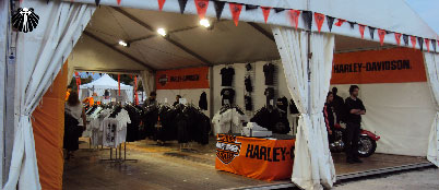 Stand da Harley Davdson no calçadão da praia de Barceloneta