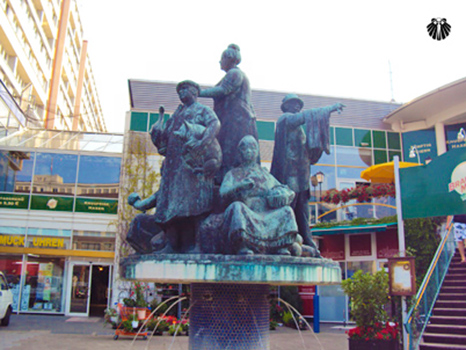 Estátua nos arredores da AlexanderPlatz. Thumb