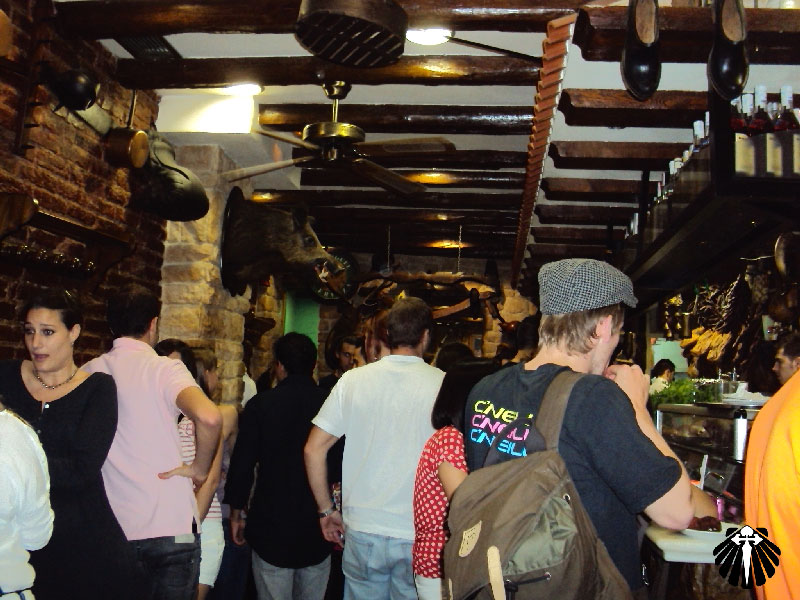 Um dos muitos restaurantes especializados em tapas.