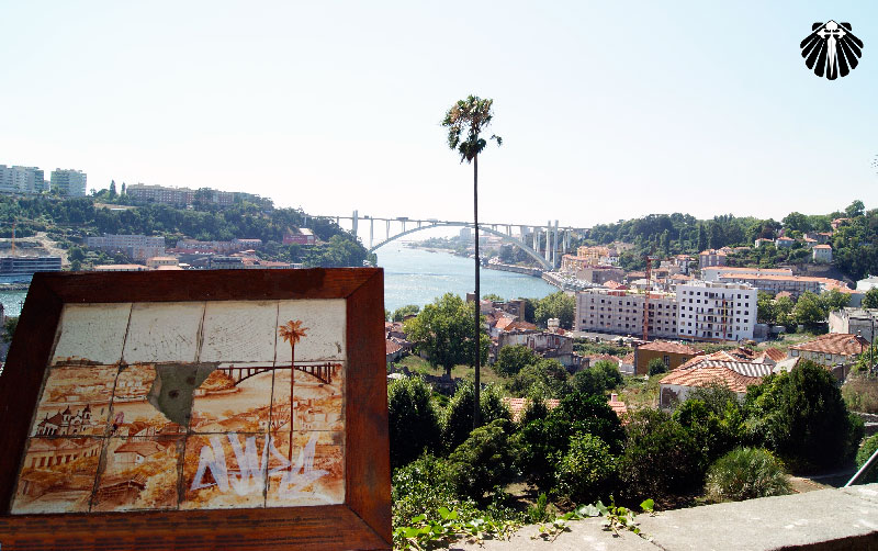 Vista ao longe da Ponte Metálica Luís I.