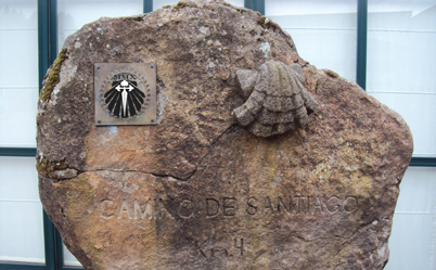 Pedra marco no Albergue do Monte do Gozo