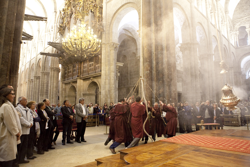 Tiraboleiros em ação no ritual do Botafumeiro.